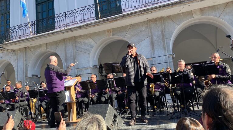 Claudio Toledo junto a la orquesta de la Policía de Córdoba.
