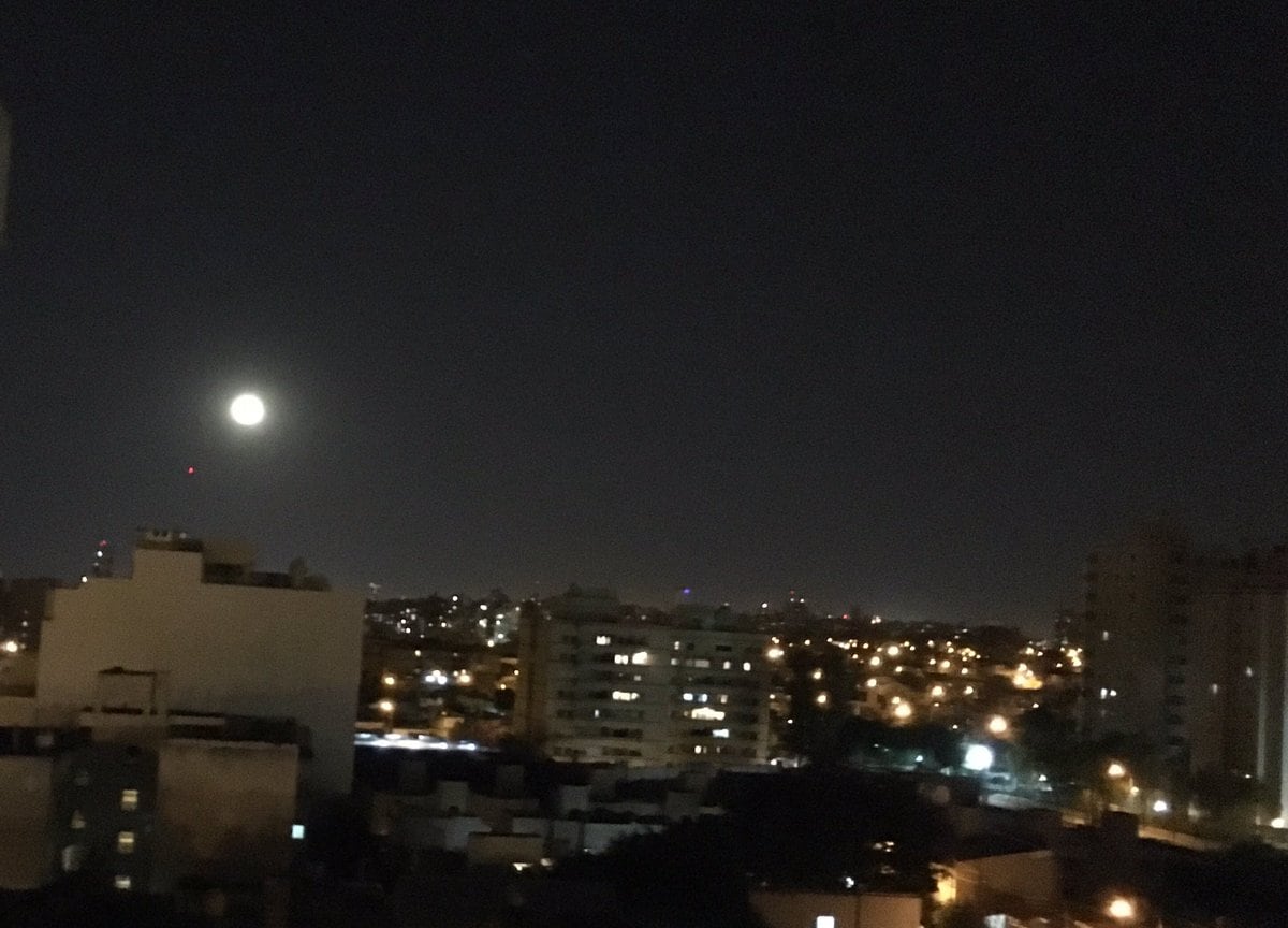 Claudio Vaca desde el centro. Hermosa luna. 