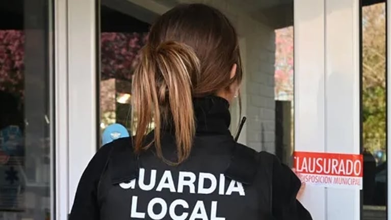 Clausuraron una carnicería por arrojar restos podridos a la calle en Villa María.
