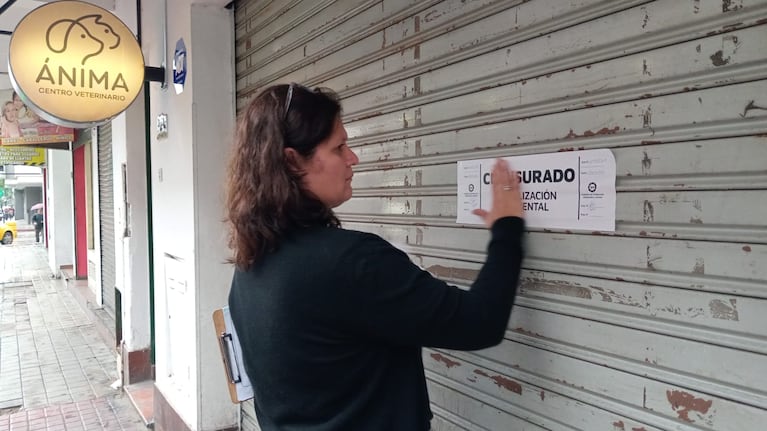Clausuraron una veterinaria que arrojaba residuos patógenos a la calle.