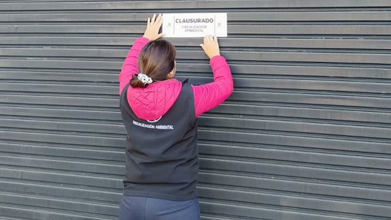 Clausuras en locales cordobeses por arrojar basura a la vía pública.