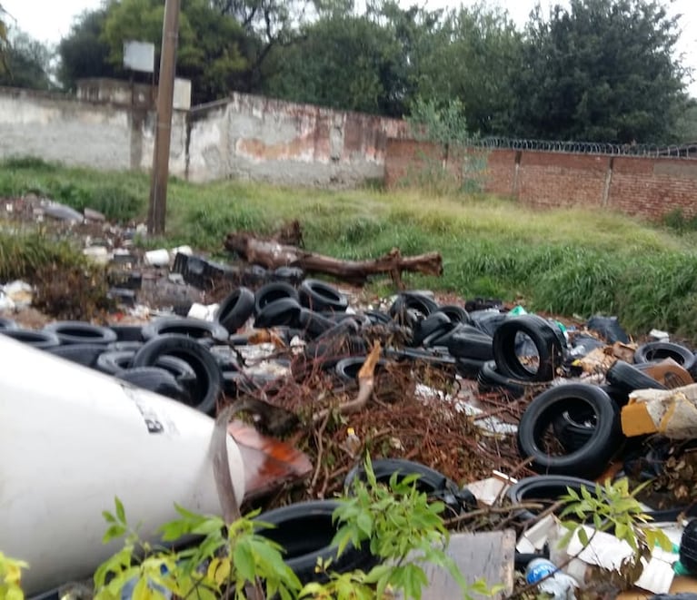 Clausuras en locales de Córdoba por arrojar basura a la vía pública.