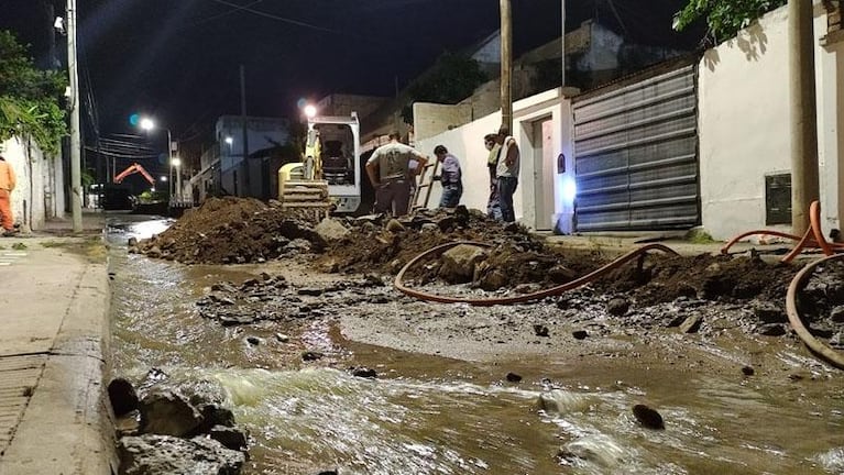 Cloacas en Alberdi: hay desbordes adentro de las casas y aún buscan al responsable