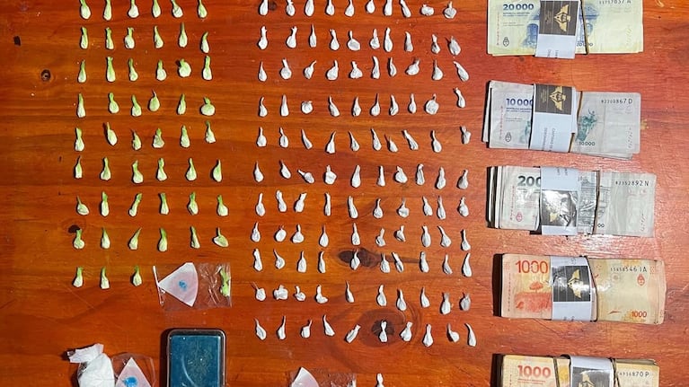 Cocaína, pastillas y dinero secuestrados en un punto de venta de Córdoba capital.