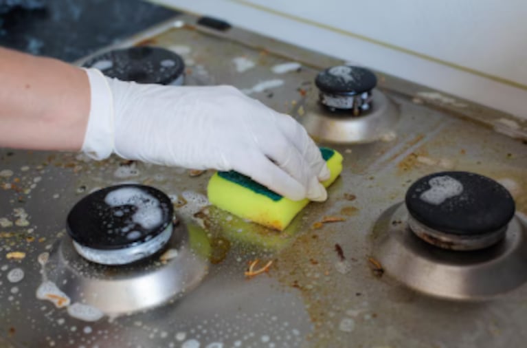 Cocina engrasada: cómo limpiarla sin rayar con productos que tenés en tu casa