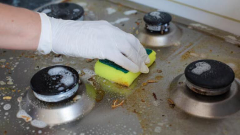 Cocina engrasada: cómo limpiarla sin rayar con productos que tenés en tu casa