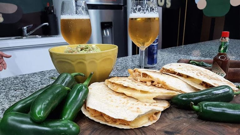 Cocinan Dos bien mexicano: gringas con tingas de pollo y guacamole