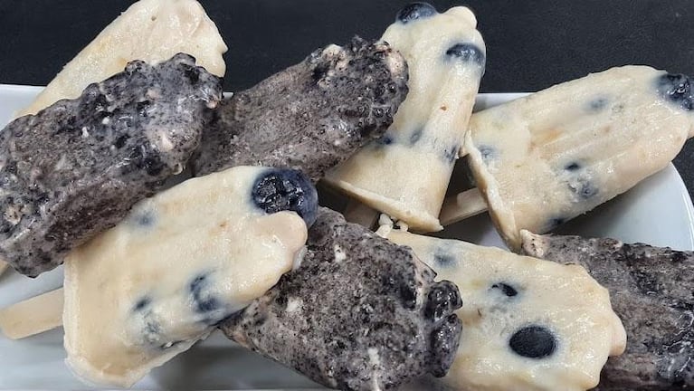 Cocinan Dos en tres minutos: paletas heladas de oreo y de banana y arándanos