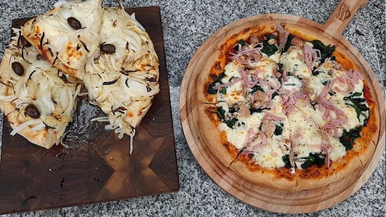 Cocinan Dos especial pizzas: fugazzetta rellena y de espinacas
