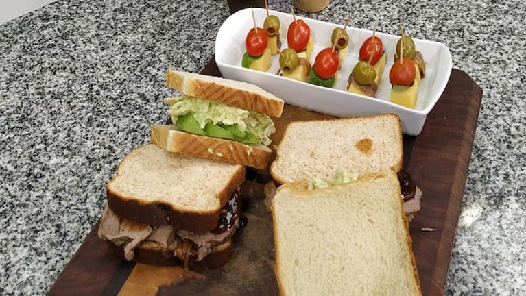 Cocinan Dos ideas para picnic: sándwiches distintos con pollo y carne y pinchos frescos