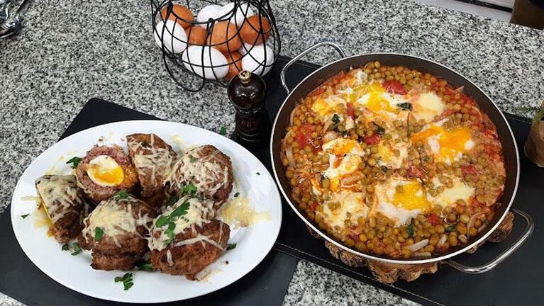 Cocinan Dos recetas con huevos: colchón de arvejas y huevos escoceses