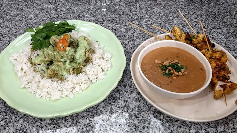 Cocinan Dos recetas thai: pollo al curry verde y satay de pollo