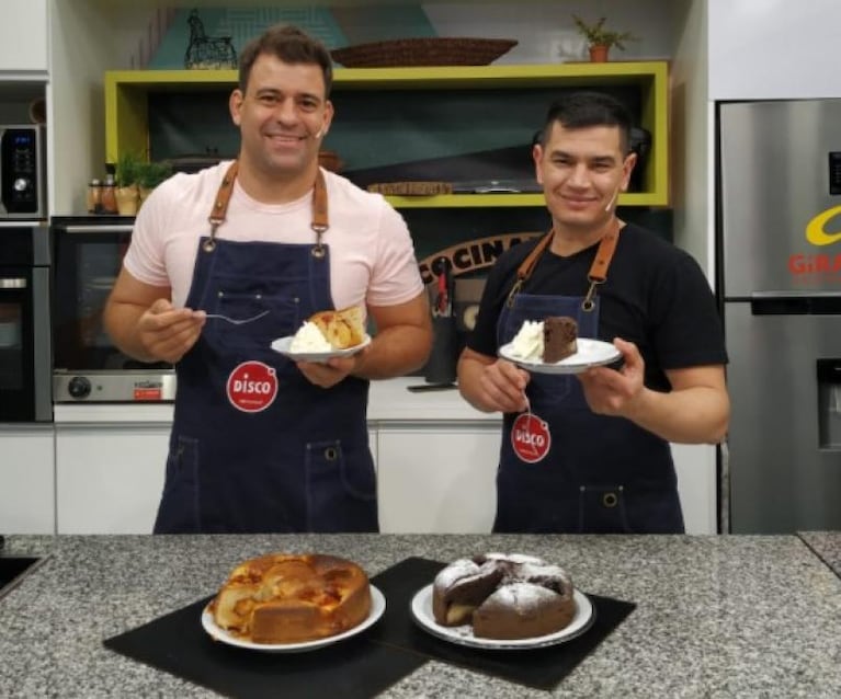 Cocinan Dos: tortas de manzana y de chocolate con pera