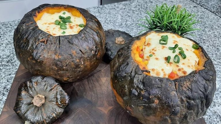 Cocinan Dos: zapallos rellenos, uno vegetariano y otro con carne