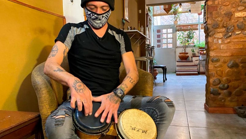 Coco es percusionista, pero hace 15 meses hace changas para poder alimentar a su familia.