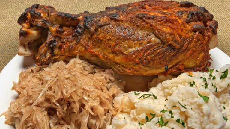 Codillo de cerdo con puré y chucrut, delicia alemana hecha en Córdoba.