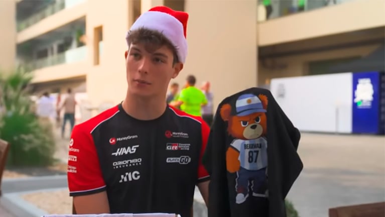 Colapinto jugó al Papá Noel secreto y un regalo lo dejó alucinado: “Enorme cabeza”