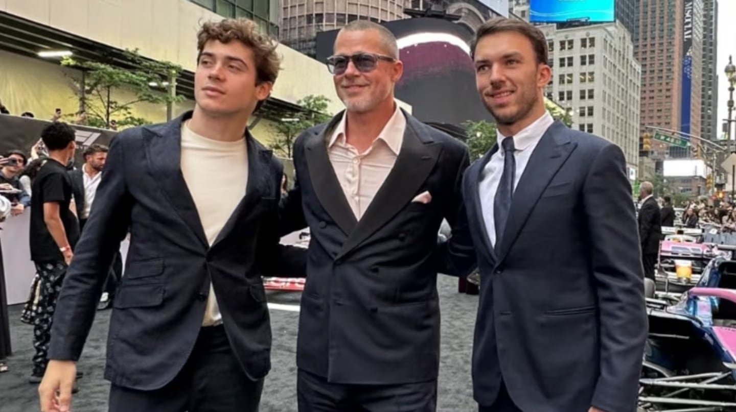 Colapinto junto a su compañero de Alpine, Pierre Gasly, y Brad Pitt.