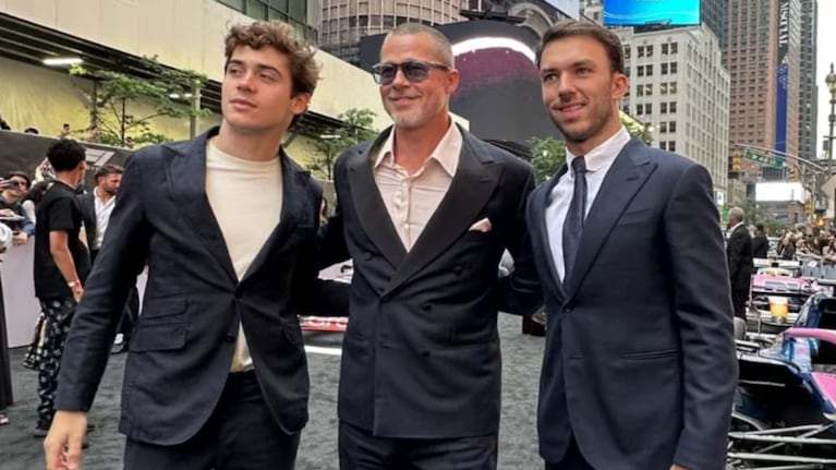 Colapinto junto a su compañero de Alpine, Pierre Gasly, y Brad Pitt.