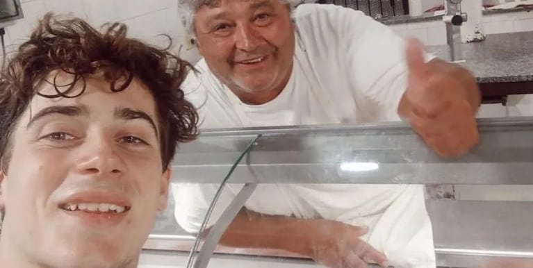 Colapinto junto con el carnicero del pueblo.