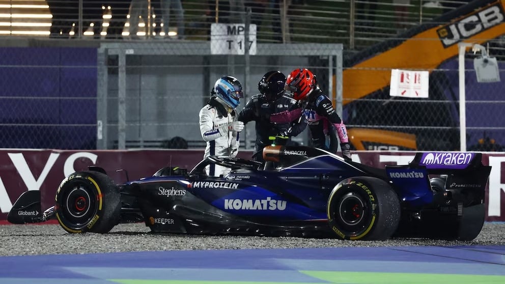 Colapinto se accidentó en la primera curva del circuito y abandonó.