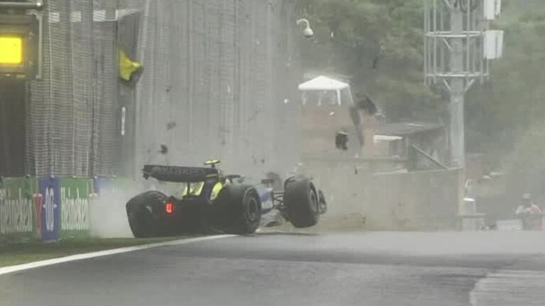 Colapinto se estrelló contra un muro y quedó afuera de la carrera.