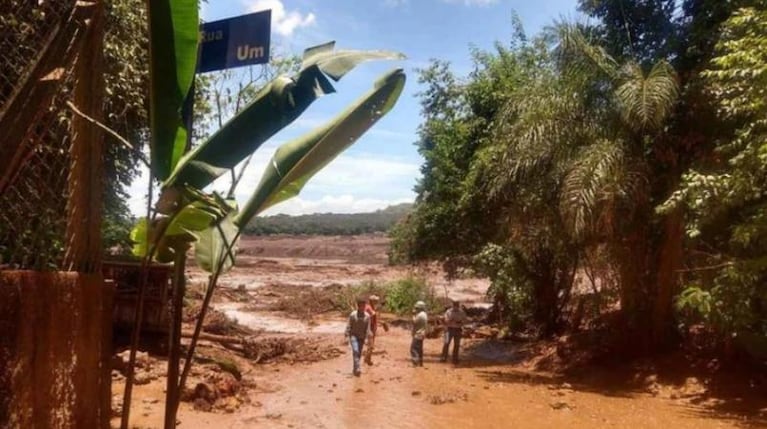 Colapsó un dique minero en Mina Gerais y hay más de 200 desaparecidos