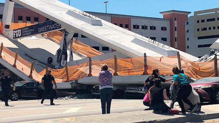Colapsó un puente peatonal en Miami: hay  seis muertos
