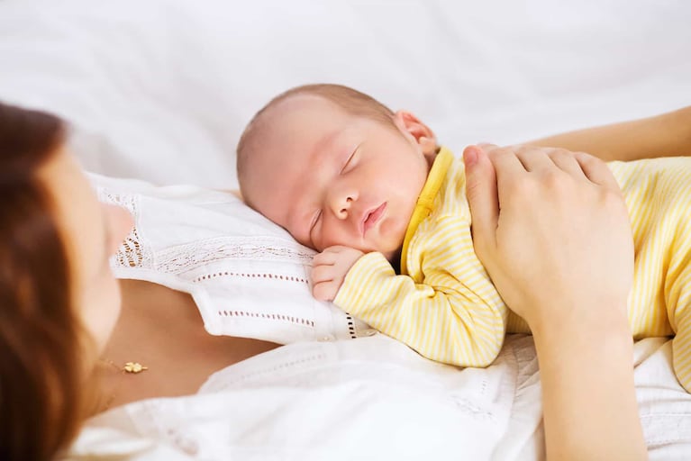 Colecho y dormir en la misma cama con el bebé: consejos para evitar muertes trágicas