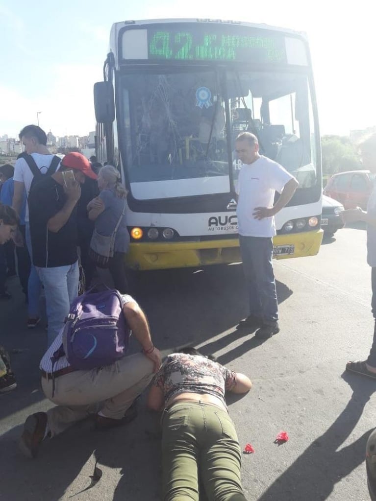 Colectivero de Aucor frenó y una pasajera salió despedida por el parabrisas