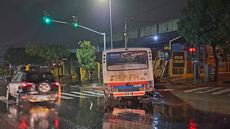 Colectivero perdió el control bajo la lluvia y se incrustó contra una maderera en Córdoba