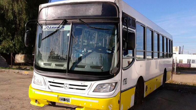 Colectivo de la línea 70 baleado en 1º de Mayo. Foto. La Voz