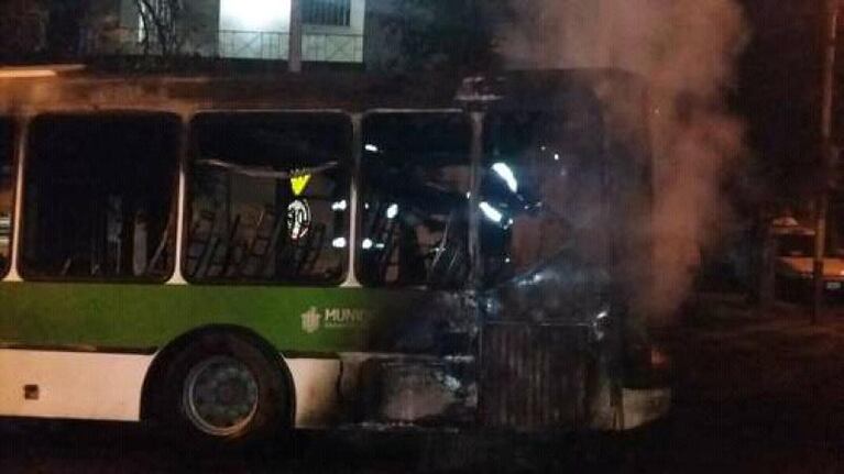 Colectivo incendiado en Cofico