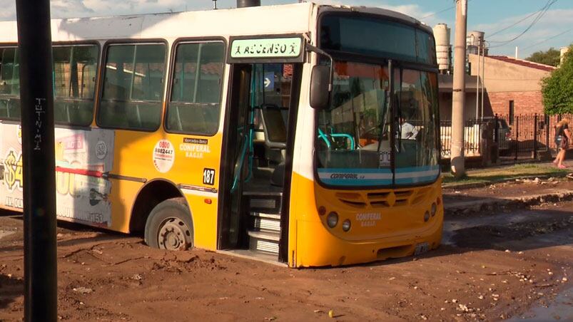 Colectivo urbano empantanado en barrio Ameghino Sur