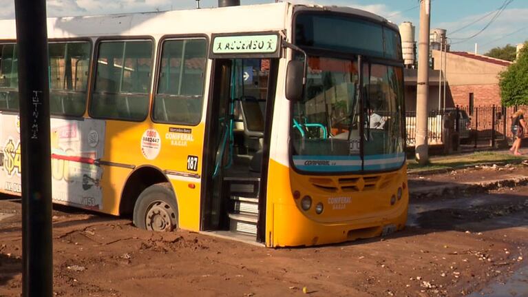 Colectivo urbano empantanado en barrio Ameghino Sur