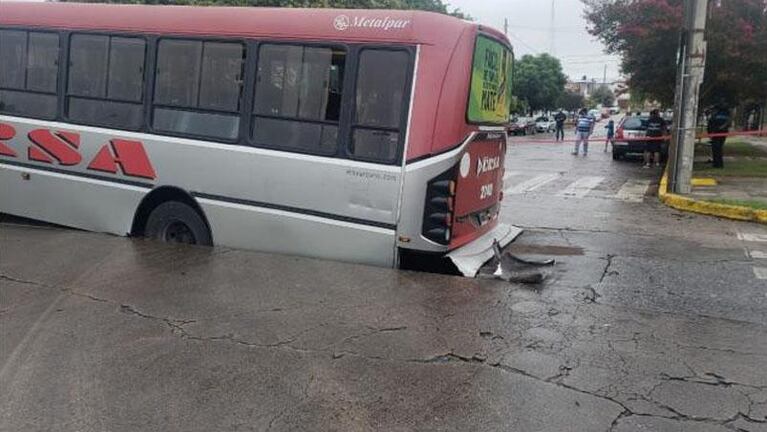 Colectivo urbano hundido en el asfalto: cuál fue la falla según la Municipalidad