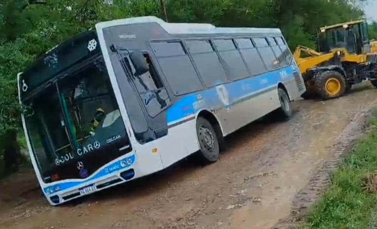 colectivos tamse lluvia enterrados barro