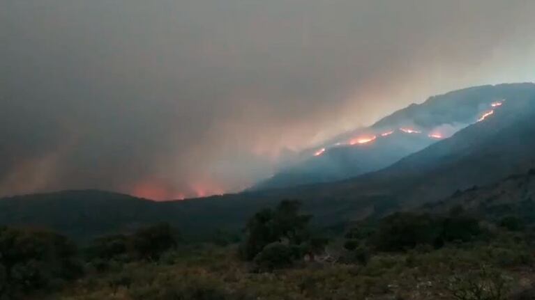 Combaten dos incendios en Córdoba: uno está fuera de control