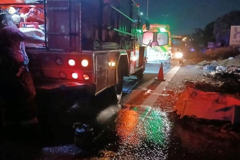 Combatían un incendio y los arrolló un auto fuera de control: un bombero muerto y tres graves