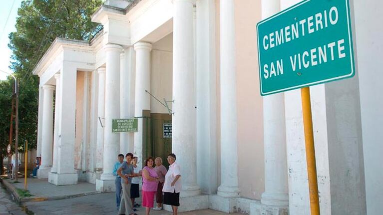Comenzaron a cavar fosas individuales en el cementerio San Vicente.