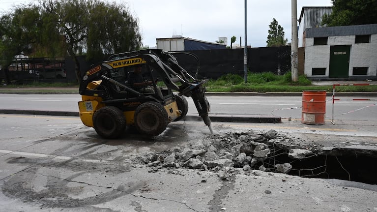 Comenzó la reparación del socavón en avenida Vélez Sarsfield. (Foto: Municipalidad de Córdoba)