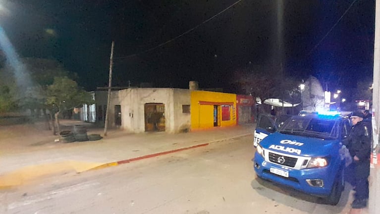 Comerciantes custodiaron los locales en la madrugada. Foto: Pablo Olivarez / ElDoce.tv
