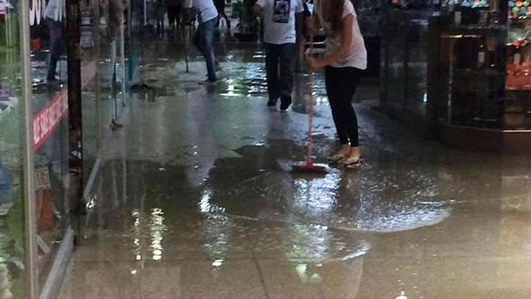 Comercios inundados tras la fuerte tormenta. Muchos locales tuvieron pérdidas totales. 