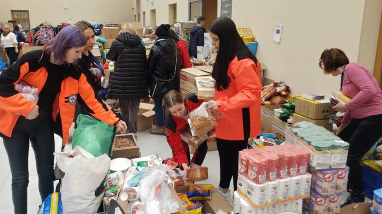 Comida y contención: la solidaridad polaca le hace frente a los ataques rusos.