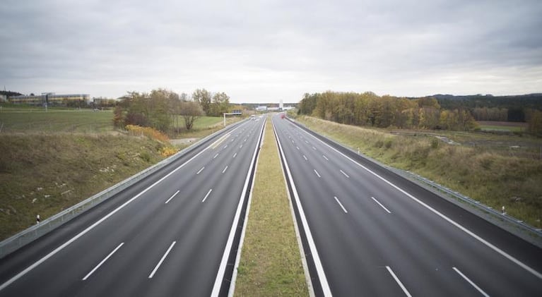 Cómo conducir en una autopista de tres o más carriles