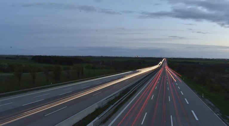 Cómo conducir en una autopista de tres o más carriles