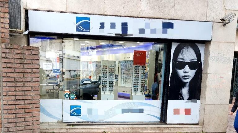 Como consecuencia una mujer que trabajaba en el lugar sufrió fractura expuesta en una de sus piernas.