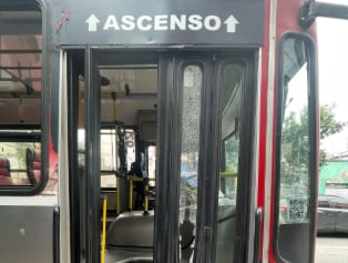 Como el colectivo no frenó, un pasajero rompió el vidrio de una patada: quedó detenido