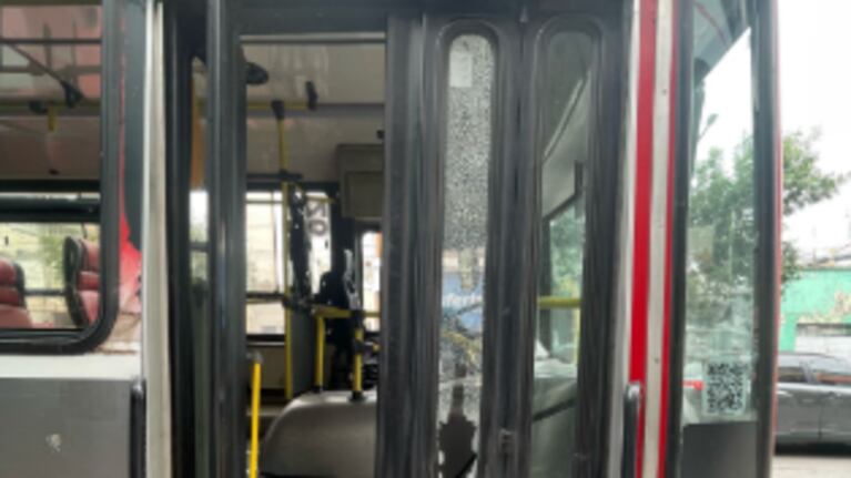 Como el colectivo no frenó, un pasajero rompió el vidrio de una patada: quedó detenido