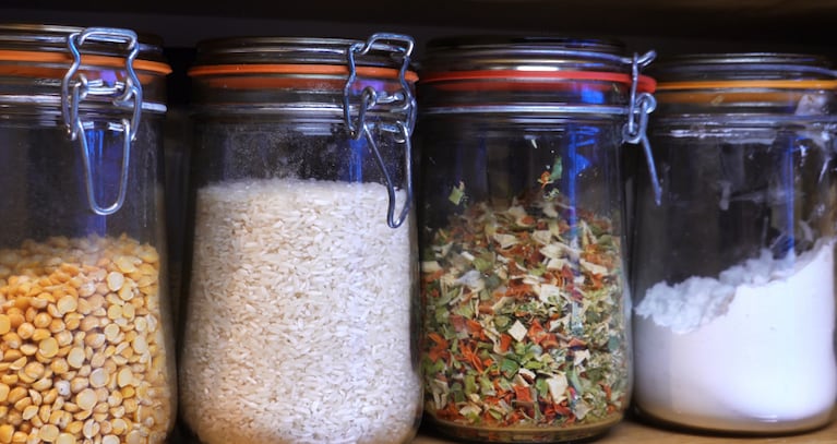 Cómo eliminar las polillas de la alacena y cuál es el mejor recipiente para guardar los alimentos